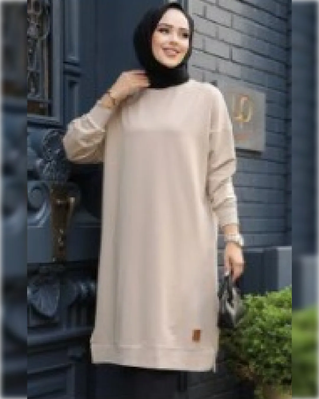 Cozy Knee-Long Cotton Blouse in Beige Shade   بلوزة رياضية قطنية دافئة بلون البيج الفاتح الجميل (Copy)